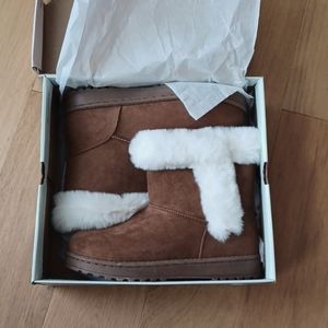 Size 7 new never worn boots